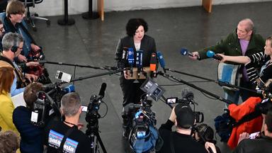 Amira Mohamed Ali spricht zu Journalistin