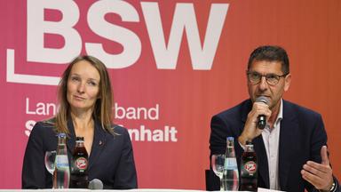 08.09.2026, Sachsen-Anhalt, Magdeburg: Thomas Schulze (r), BSW-Fraktionsvorsitzender im Landtag von Sachsen-Anhalt, und Claudia Wittig, stellvertretende BSW-Fraktionsvorsitzende im Landtag von Sachsen-Anhalt, nehmen nach der konstituierenden Sitzung der BSW-Landtagsfraktion an einer Pressekonferenz der neu gewählten Fraktionsspitze teil.