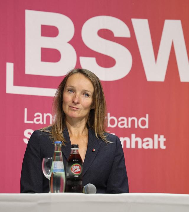 08.09.2026, Sachsen-Anhalt, Magdeburg: Thomas Schulze (r), BSW-Fraktionsvorsitzender im Landtag von Sachsen-Anhalt, und Claudia Wittig, stellvertretende BSW-Fraktionsvorsitzende im Landtag von Sachsen-Anhalt, nehmen nach der konstituierenden Sitzung der BSW-Landtagsfraktion an einer Pressekonferenz der neu gewählten Fraktionsspitze teil.