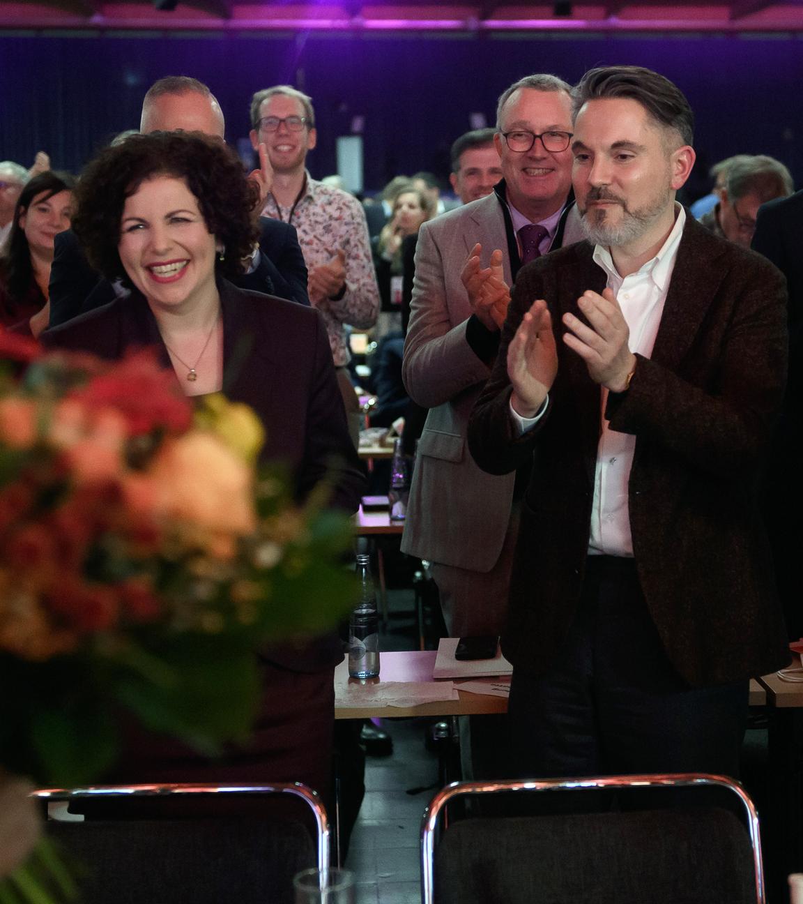Amira Mohamed Ali (l) und Fabio de Masi (r) freuen sich über ihr Wahlergebnis auf dem 3. Bundesparteitag vom Bündnis Sahra Wagenknecht (BSW).