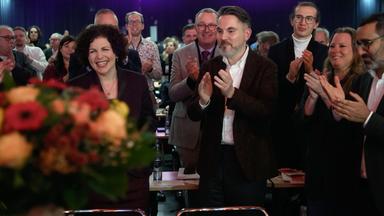 Amira Mohamed Ali (l) und Fabio de Masi (r) freuen sich über ihr Wahlergebnis auf dem 3. Bundesparteitag vom Bündnis Sahra Wagenknecht (BSW).