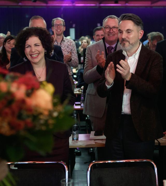 Amira Mohamed Ali (l) und Fabio de Masi (r) freuen sich über ihr Wahlergebnis auf dem 3. Bundesparteitag vom Bündnis Sahra Wagenknecht (BSW).