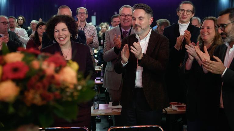 Amira Mohamed Ali (l) und Fabio de Masi (r) freuen sich über ihr Wahlergebnis auf dem 3. Bundesparteitag vom Bündnis Sahra Wagenknecht (BSW).
