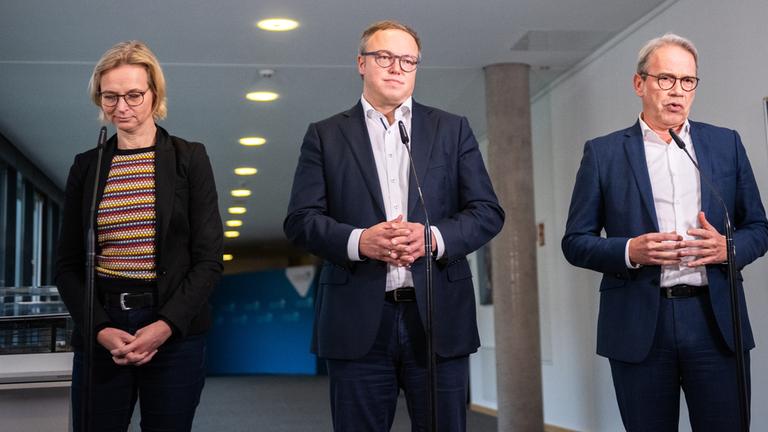 Katja Wolf (BSW), Mario Voigt (CDU) und Georg Maier (SPD) wollen verhandeln. Kritik kommt von Sahra Wagenknecht.