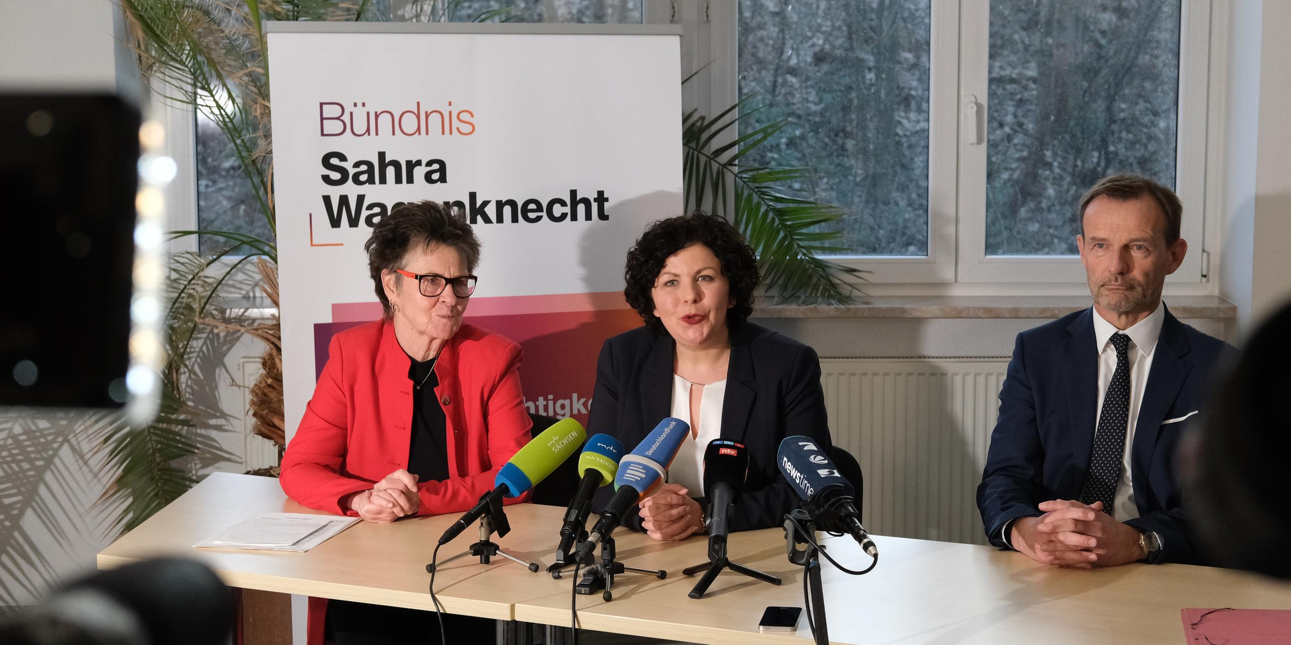 Sachsen, Chemnitz: Sabine Zimmermann, Sachsens Landesvorsitzende des Bündnis Sahra Wagenknecht (BSW), Amira Mohamed Ali, BSW-Bundesvorsitzende, und Jörg Scheibe, Sachsens Co-Landesvorsitzender, bei einer Pressekonferenz.