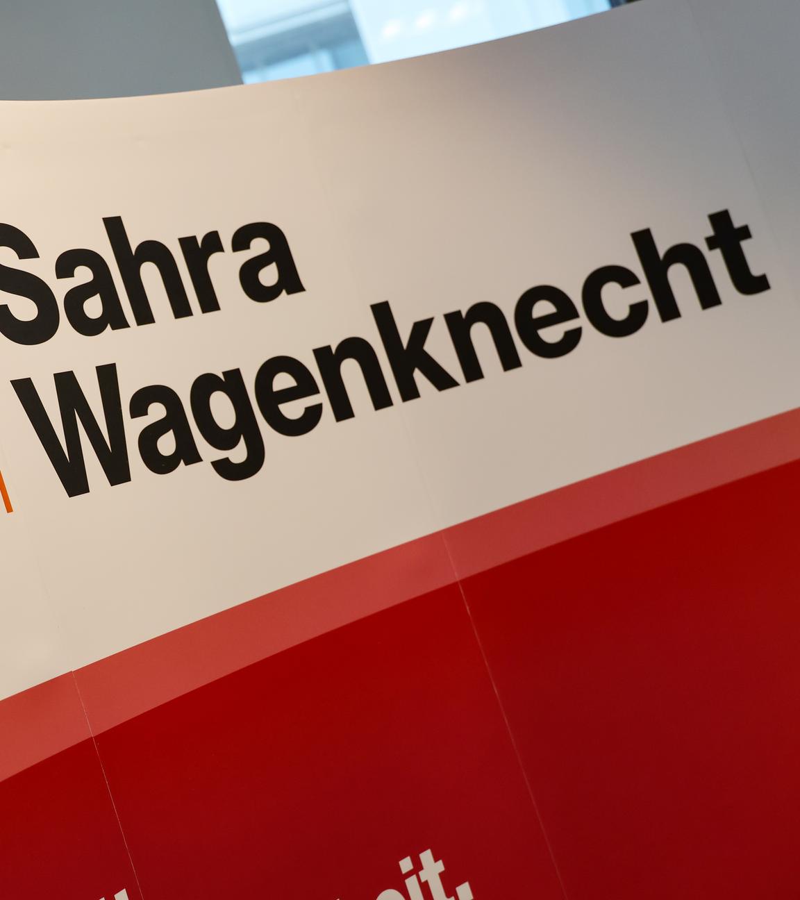 Bei der Gründungsversammlung des bayerischen Landesverbandes des BSW steht das Logo auf einem Aufsteller.