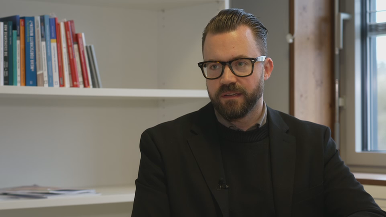 Marcel Lewandowsky ist während eines Interviews zu sehen.