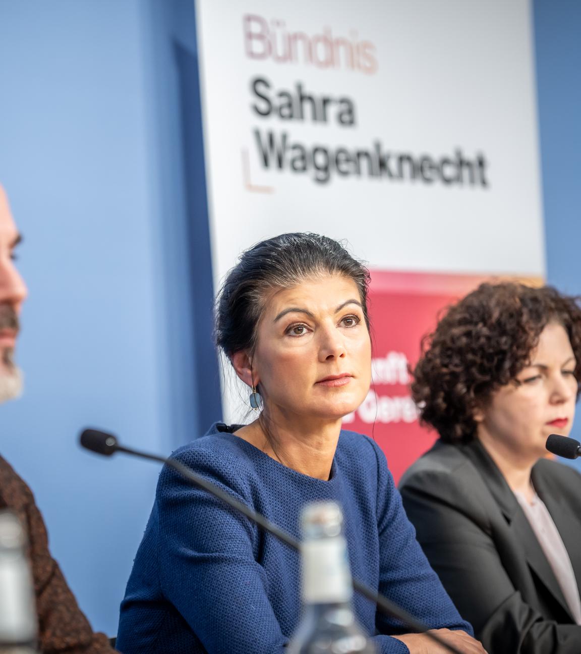 Sahra Wagenknecht (M, BSW Bündnis Sahra Wagenknecht), Bundesvorsitzende, nimmt zwischen Fabio De Masi (l) und Amira Mohamad Ali, BSW Bundesvorsitzende, an einer Pressekonferenz zur Neuaufstellung des BSW teil. 
