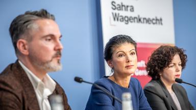 Sahra Wagenknecht (M, BSW Bündnis Sahra Wagenknecht), Bundesvorsitzende, nimmt zwischen Fabio De Masi (l) und Amira Mohamad Ali, BSW Bundesvorsitzende, an einer Pressekonferenz zur Neuaufstellung des BSW teil. 