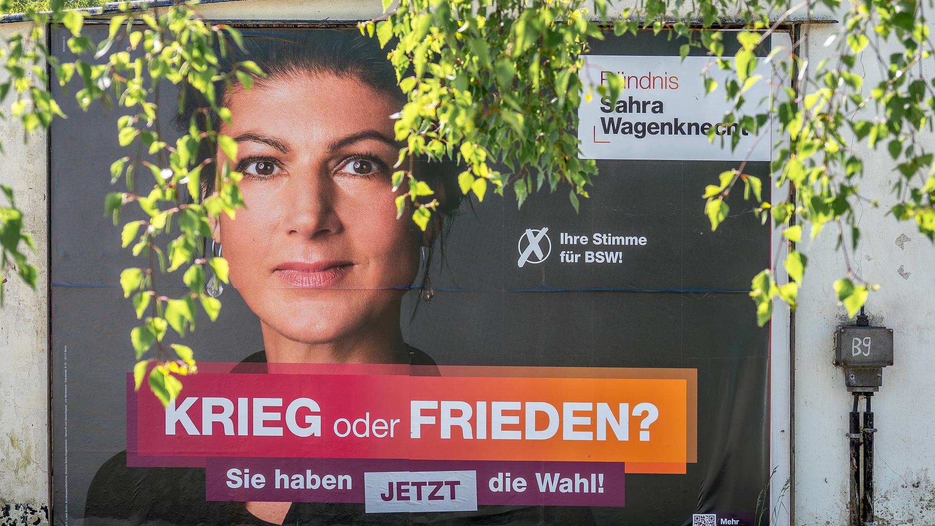 Wahlplakat BSW mit Schriftzug "Krieg oder Frieden?" zur Europawahl