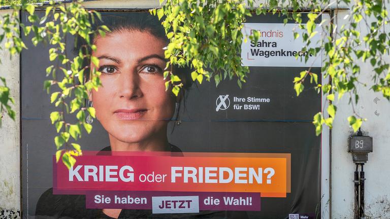 Wahlplakat BSW mit Schriftzug "Krieg oder Frieden?" zur Europawahl