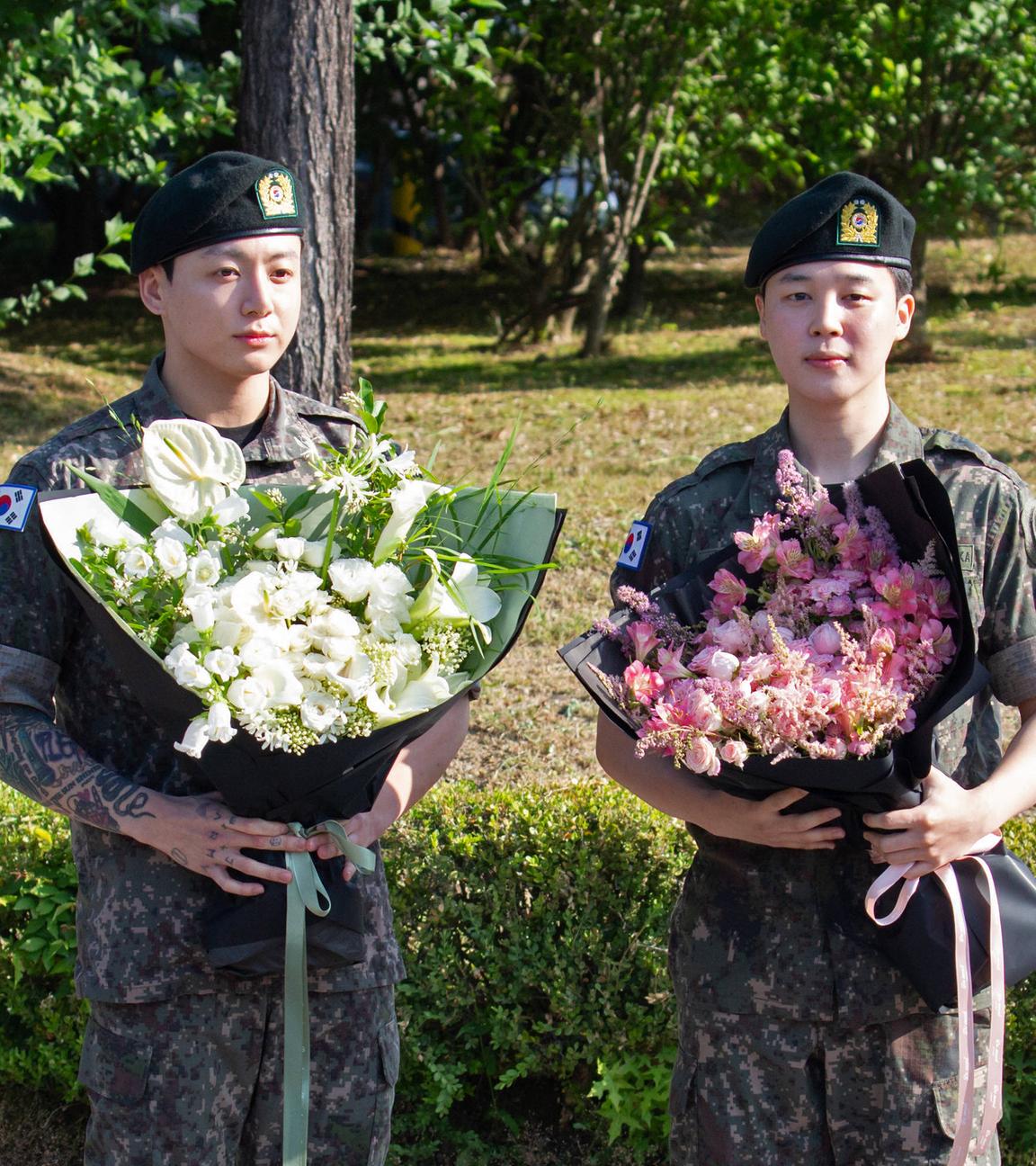 Die BTS-Mitglieder Jungkook (links) und Jimin kurz nach ihrer Entlassung aus dem Militärdienst in Yeoncheon, aufgenommen am 11.06.2025