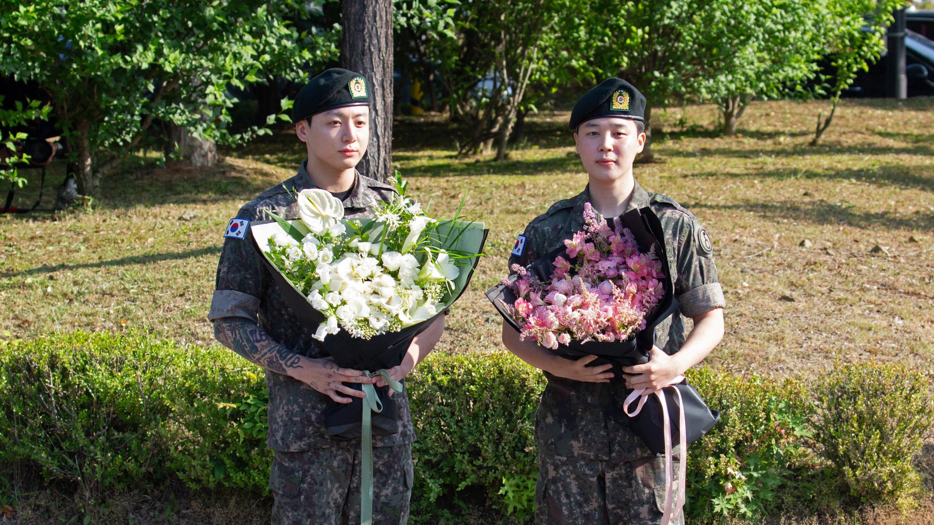 Die BTS-Mitglieder Jungkook (links) und Jimin kurz nach ihrer Entlassung aus dem Militärdienst in Yeoncheon, aufgenommen am 11.06.2025