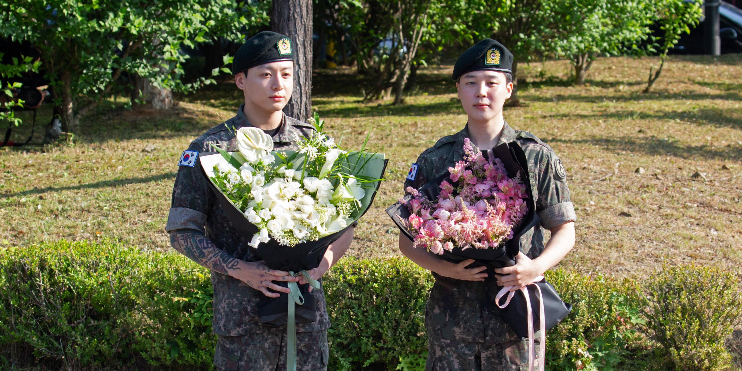 Die BTS-Mitglieder Jungkook (links) und Jimin kurz nach ihrer Entlassung aus dem Militärdienst in Yeoncheon, aufgenommen am 11.06.2025