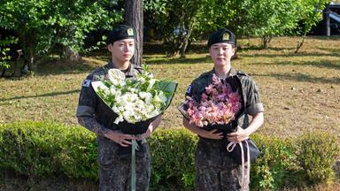 Die BTS-Mitglieder Jungkook (links) und Jimin kurz nach ihrer Entlassung aus dem Militärdienst in Yeoncheon, aufgenommen am 11.06.2025
