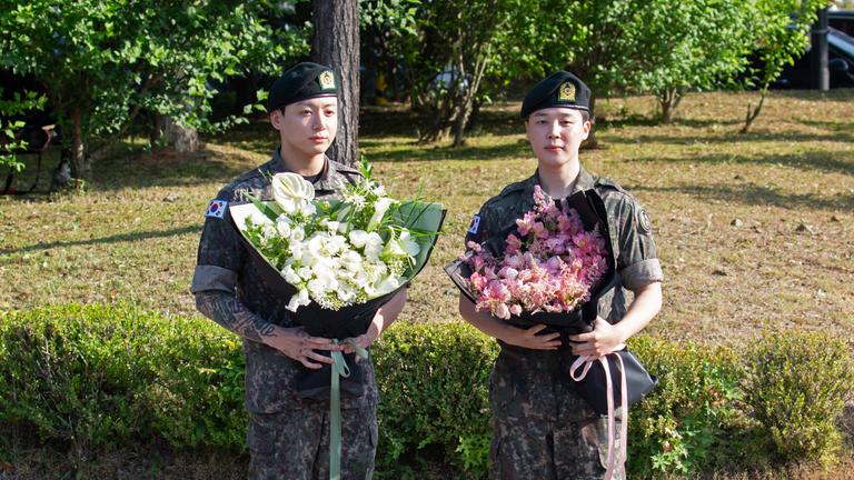 Die BTS-Mitglieder Jungkook (links) und Jimin kurz nach ihrer Entlassung aus dem Militärdienst in Yeoncheon, aufgenommen am 11.06.2025