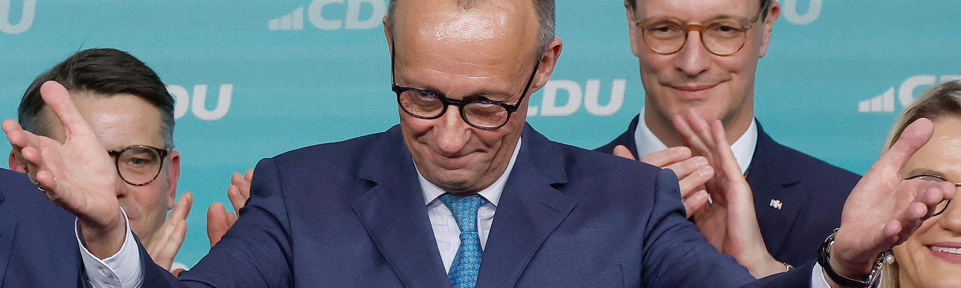 Friedrich Merz reagiert auf die ersten Wahlergebnisse der Bundestagswahl am Wahlabend in Berlin