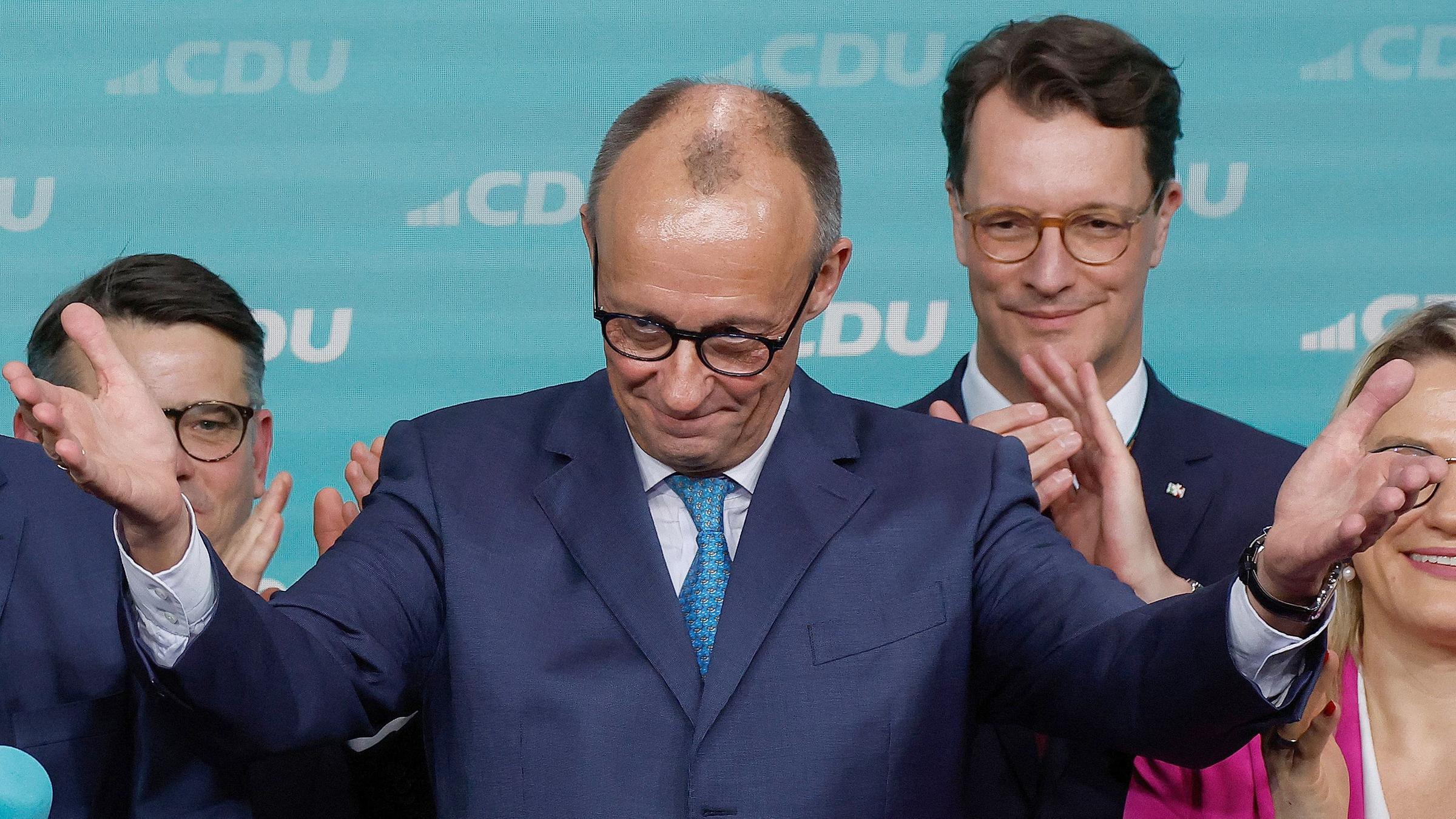 Friedrich Merz reagiert auf die ersten Wahlergebnisse der Bundestagswahl am Wahlabend in Berlin