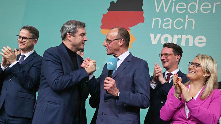 Friedrich Merz und Markus Söder reagieren auf die ersten Wahlergebnisse der Bundestagswahl am Wahlabend in Berlin