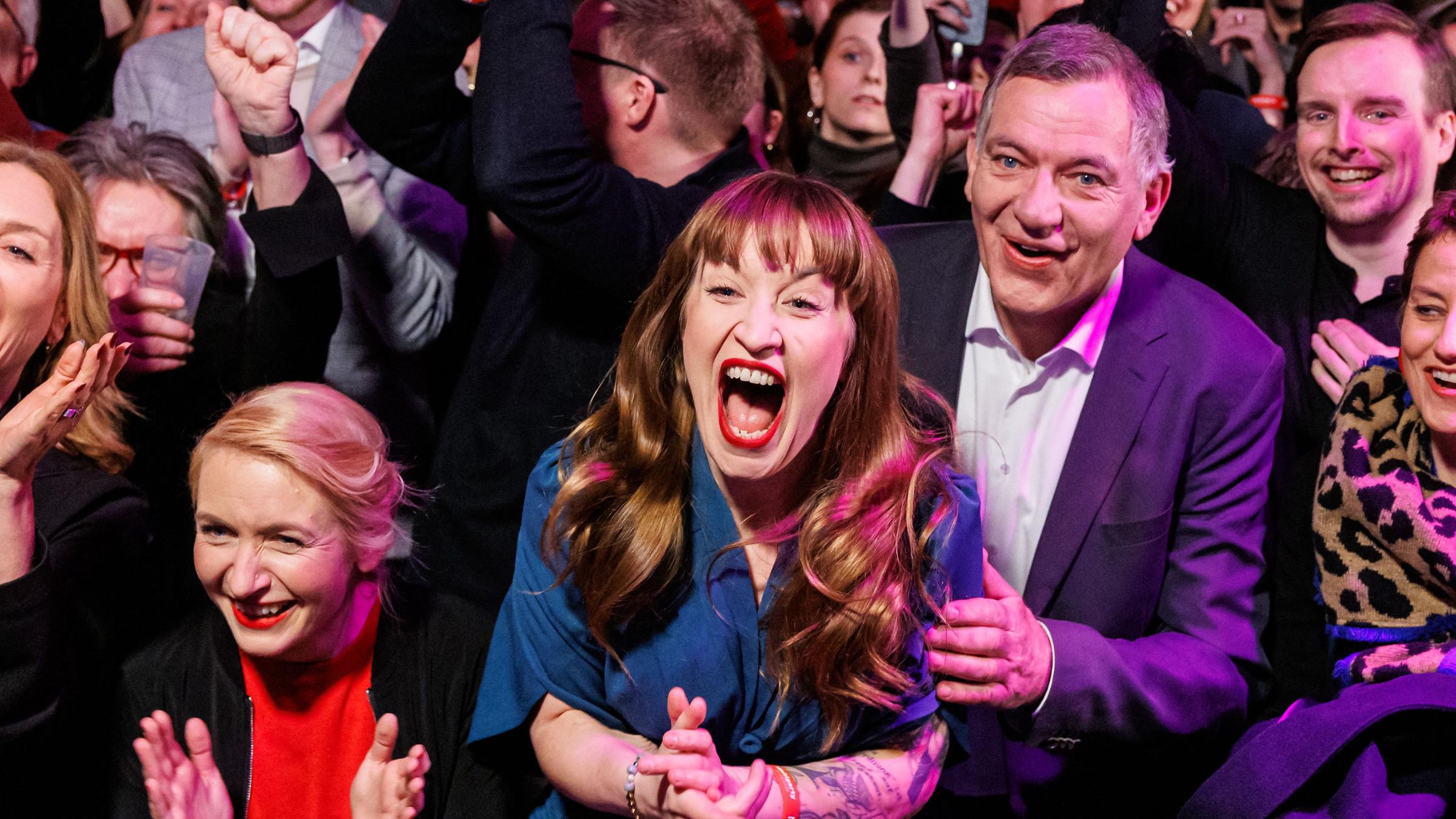 Die Spitzenkandidaten der Partei Die Linke, Heidi Reichinnek und Jan van Aken jubeln