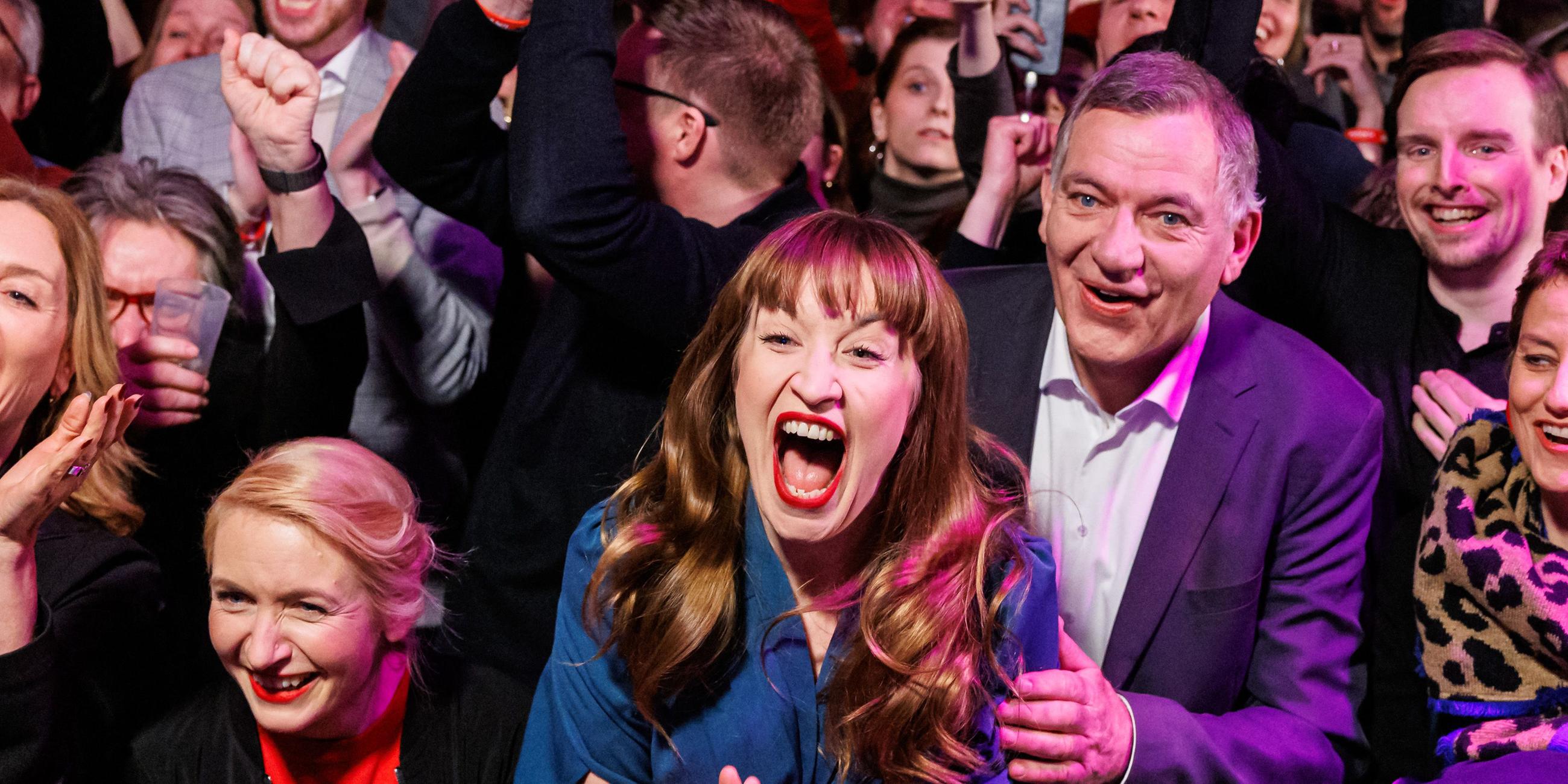 Die Spitzenkandidaten der Partei Die Linke, Heidi Reichinnek und Jan van Aken jubeln