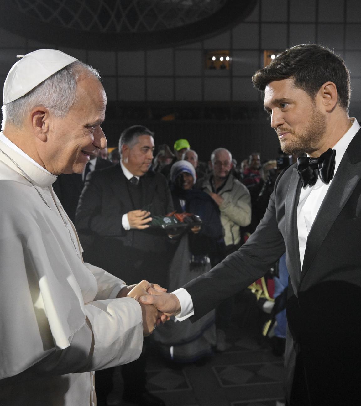 Papst Leo schüttelt Michael Bublé die Hand beim Konzert für die Armen im Vatikan
