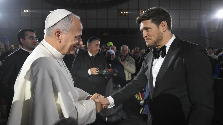 Papst Leo schüttelt Michael Bublé die Hand beim Konzert für die Armen im Vatikan