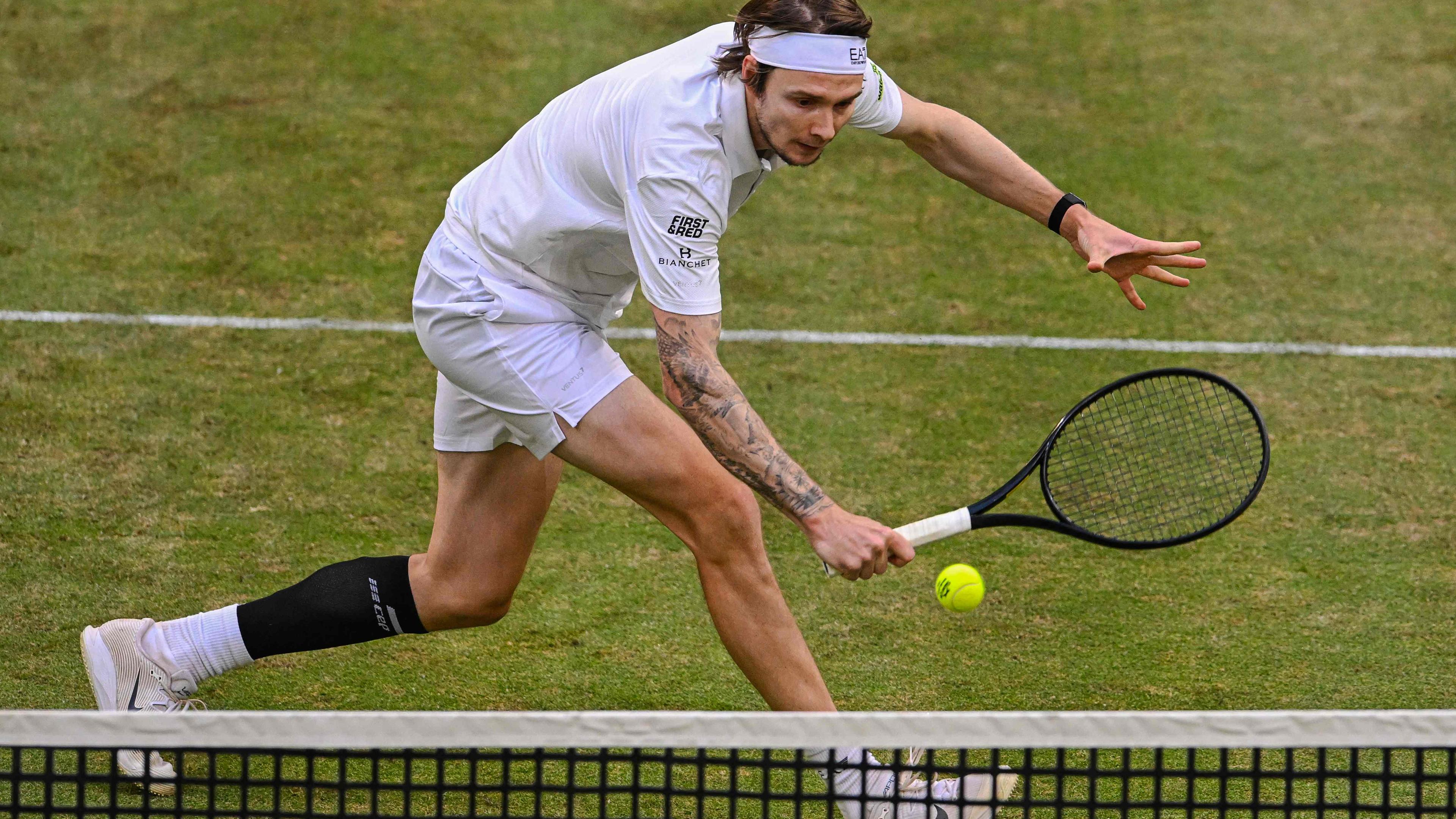 ATP-Tour in Halle/Westfalen, Achtelfinale: Alexander Bublik spielt eine Rückhand.