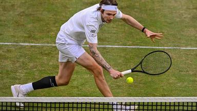 ATP-Tour in Halle/Westfalen, Achtelfinale: Alexander Bublik spielt eine Rückhand.
