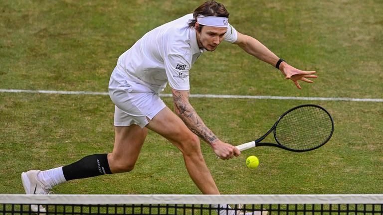 ATP-Tour in Halle/Westfalen, Achtelfinale: Alexander Bublik spielt eine Rückhand.