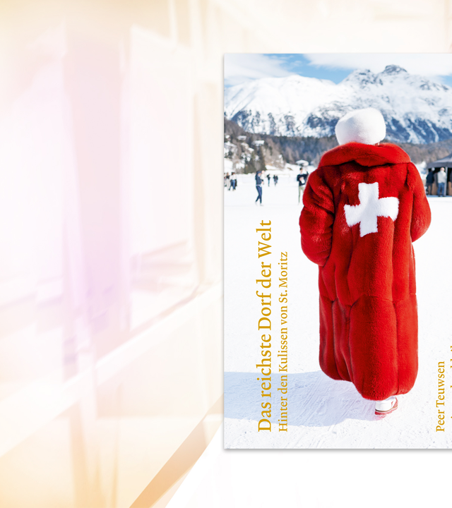 Auf dem Cover des Buches sieht man ein Person, die in den Bergen durch den Schnee läuft und einen roten Pelzmantel mit weißem Kreuz auf dem Rücken trägt.