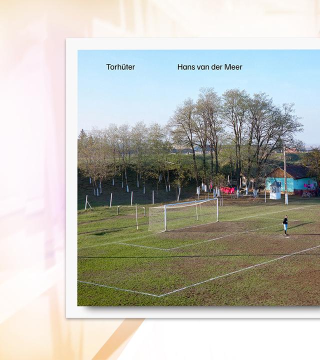 Man sieht einen Fußballplatz.