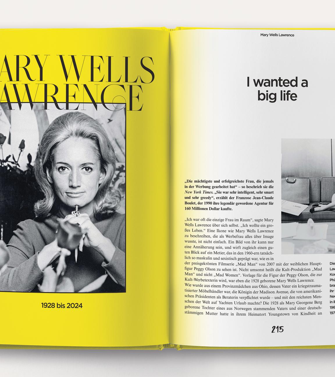 Auf der aufgeschlagenen Doppelseite eines Buches sieht man die schwarz-weiß Fotografien einer Frau und den dazugehörigen Text.