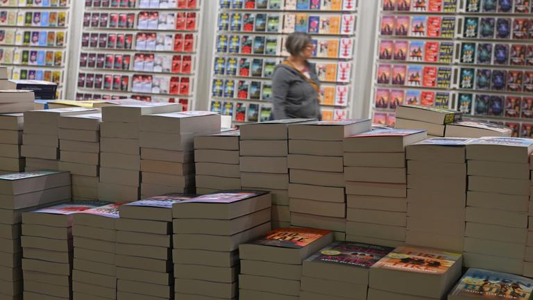 aschenbücher sind am Stand des DTV-Verlags auf der Frankfurter Buchmesse während des Aufbaus gestapelt. Die weltgrößte Bücherschau dauert vom 15. bis 19. Oktober 2025. 
