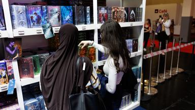 Zwei junge Frauen an einem Bücherregal auf der Frankfurter Buchmesse