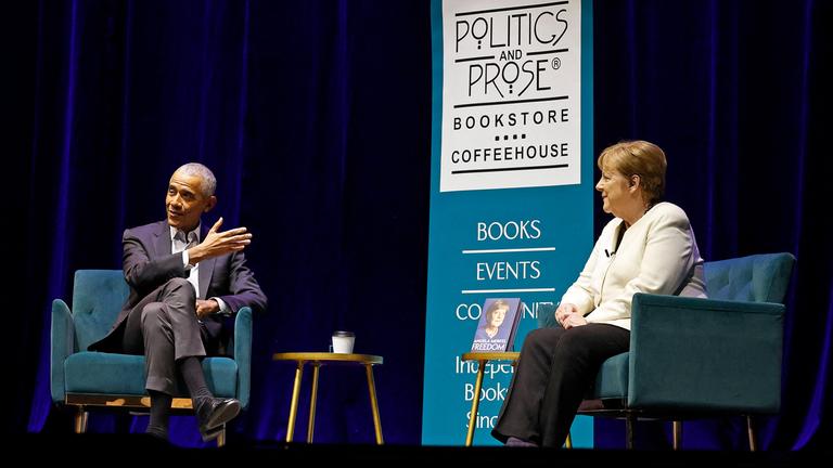 Der ehemalige US-Präsident Barack Obama und die ehemalige deutsche Bundeskanzlerin Angela Merkel nehmen an einem Buchgespräch im The Anthem in Washington, DC teil.