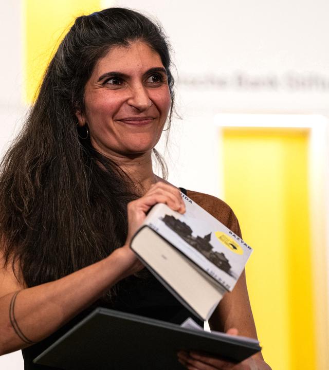 Die Gewinnerin des Deutschen Buchpreises 2026, Shida Bazyar, steht auf der Bühne.