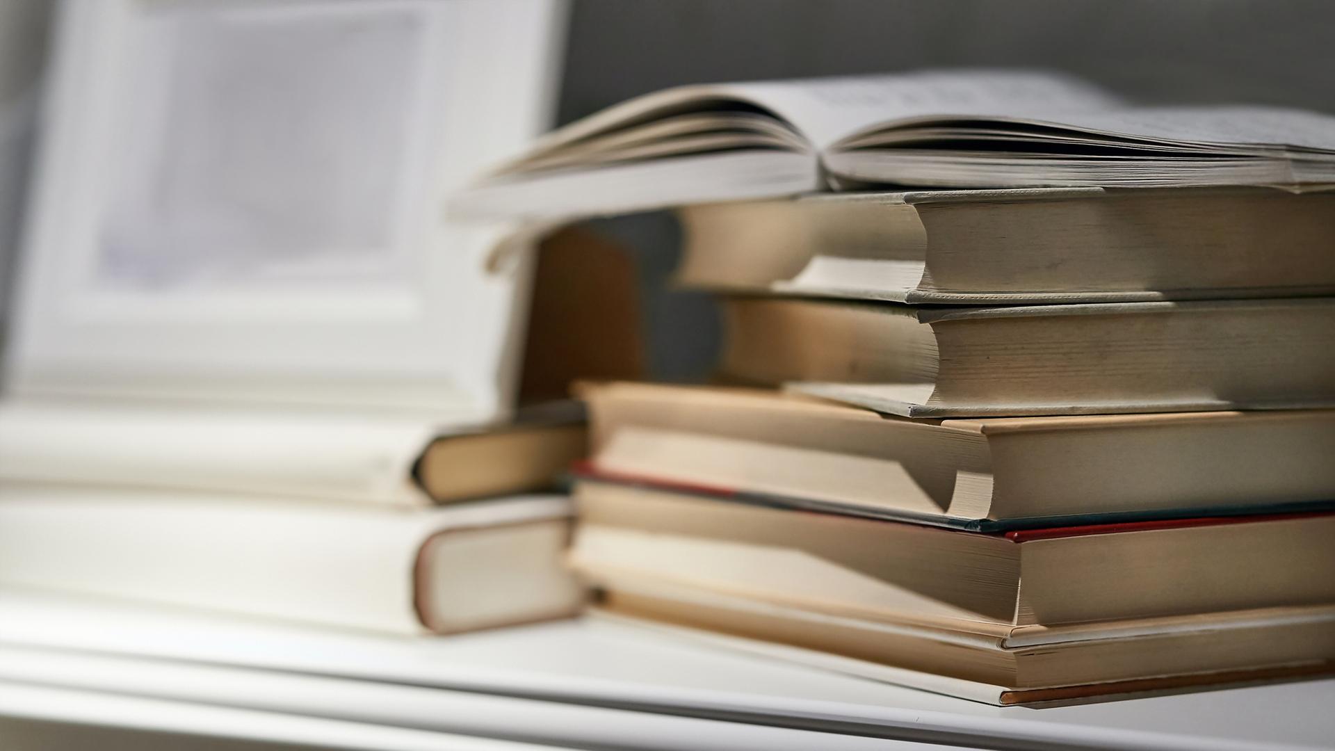 Bücher in einem Bücherregal.