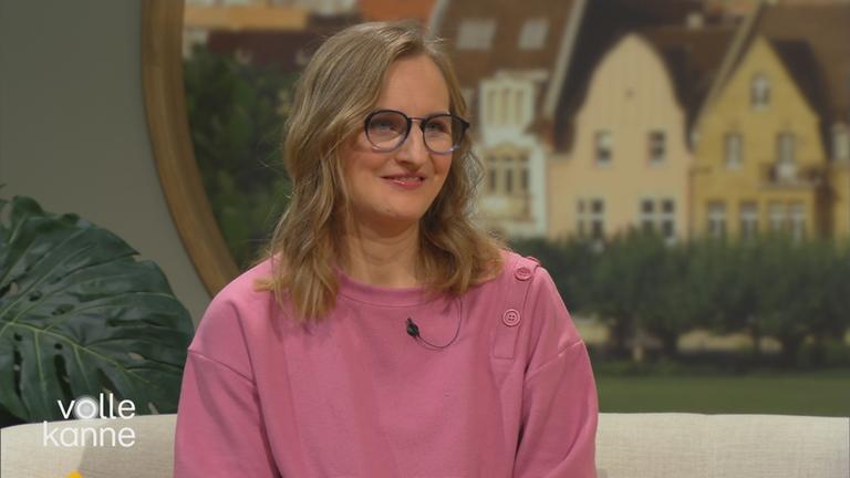 Gesa Wegeng auf dem Volle-Kanne-Sofa