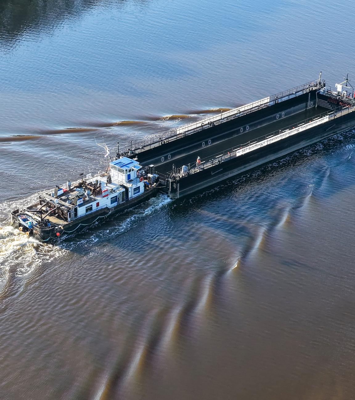 Schleswig-Holstein, Hohenhörn: Ein Lastkahn, geschoben von dem Schubschiff "Hans" fährt auf dem Nord-Ostsee-Kanal bei Hohenhörn.