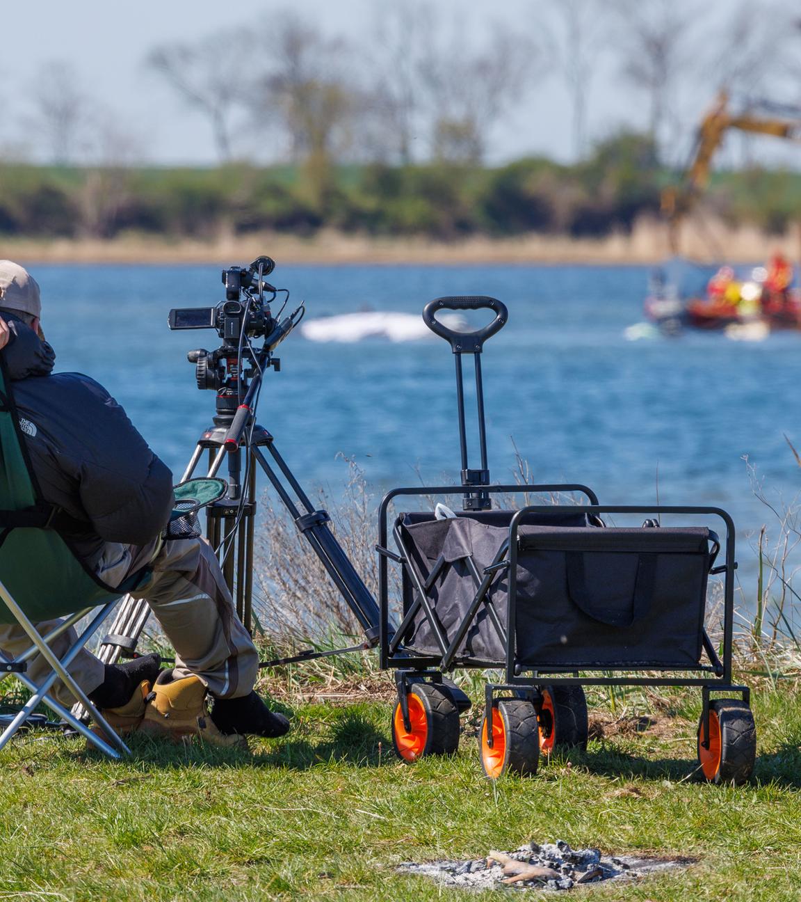 Medienvertreter beobachten die Arbeiten der Helfer direkt am festliegenden Buckelwal vor der Insel Poel.