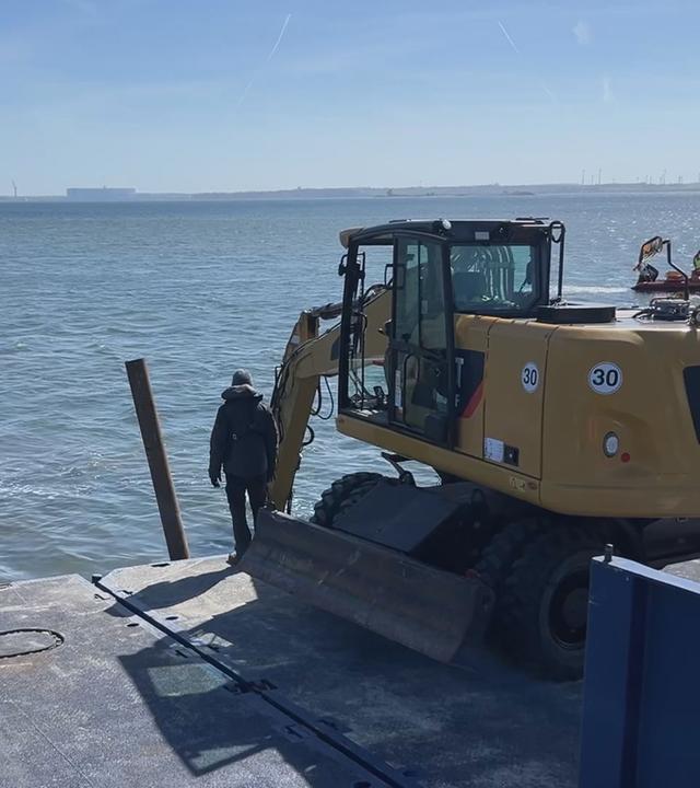 Vor der Insel Poel: Helfer versuchen eine Rinne für den gestrandeten Buckelwal Timmy zu graben.