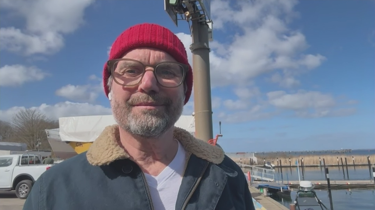Meeresbiologe Thilo Maack per Video dazugeschaltet. Er steht im Freien unter blauem Himmel.