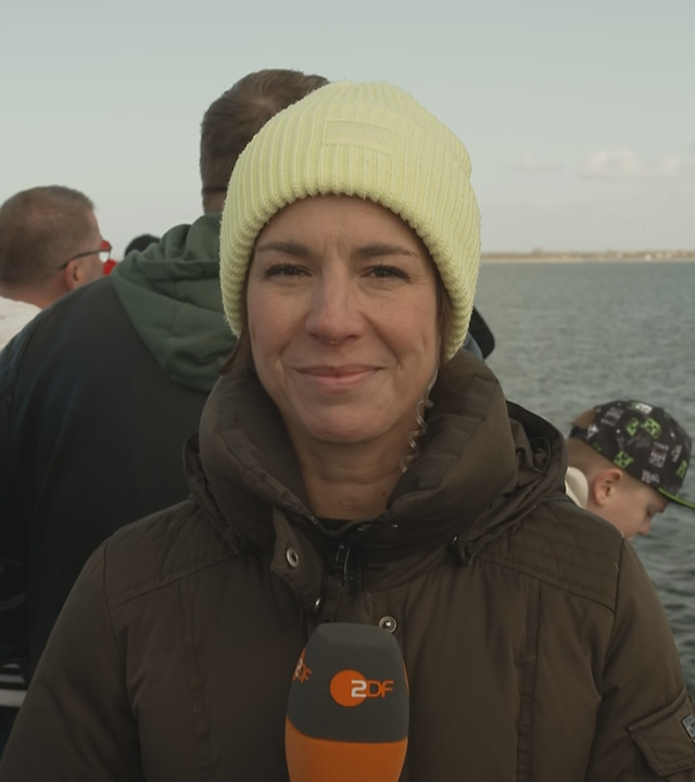 ZDF-Reporterin Stadtfeld an der Wismarer Bucht