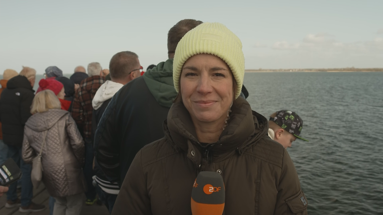 ZDF-Reporterin Stadtfeld an der Wismarer Bucht