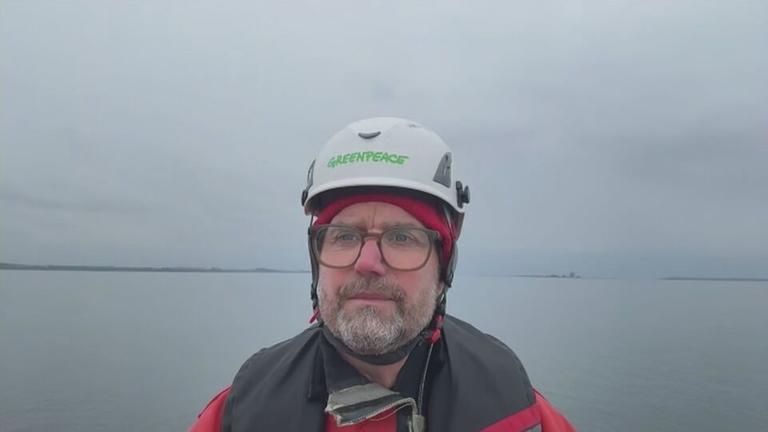 Greenpeace-Aktivist und Meeresbiologe Thilo Maack ist zu sehen.