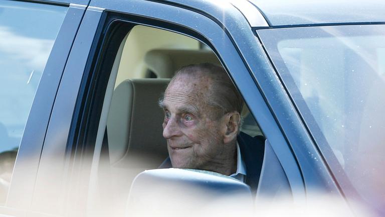 Das Bild zeigt den britischen Prinz Philip in einem Auto.