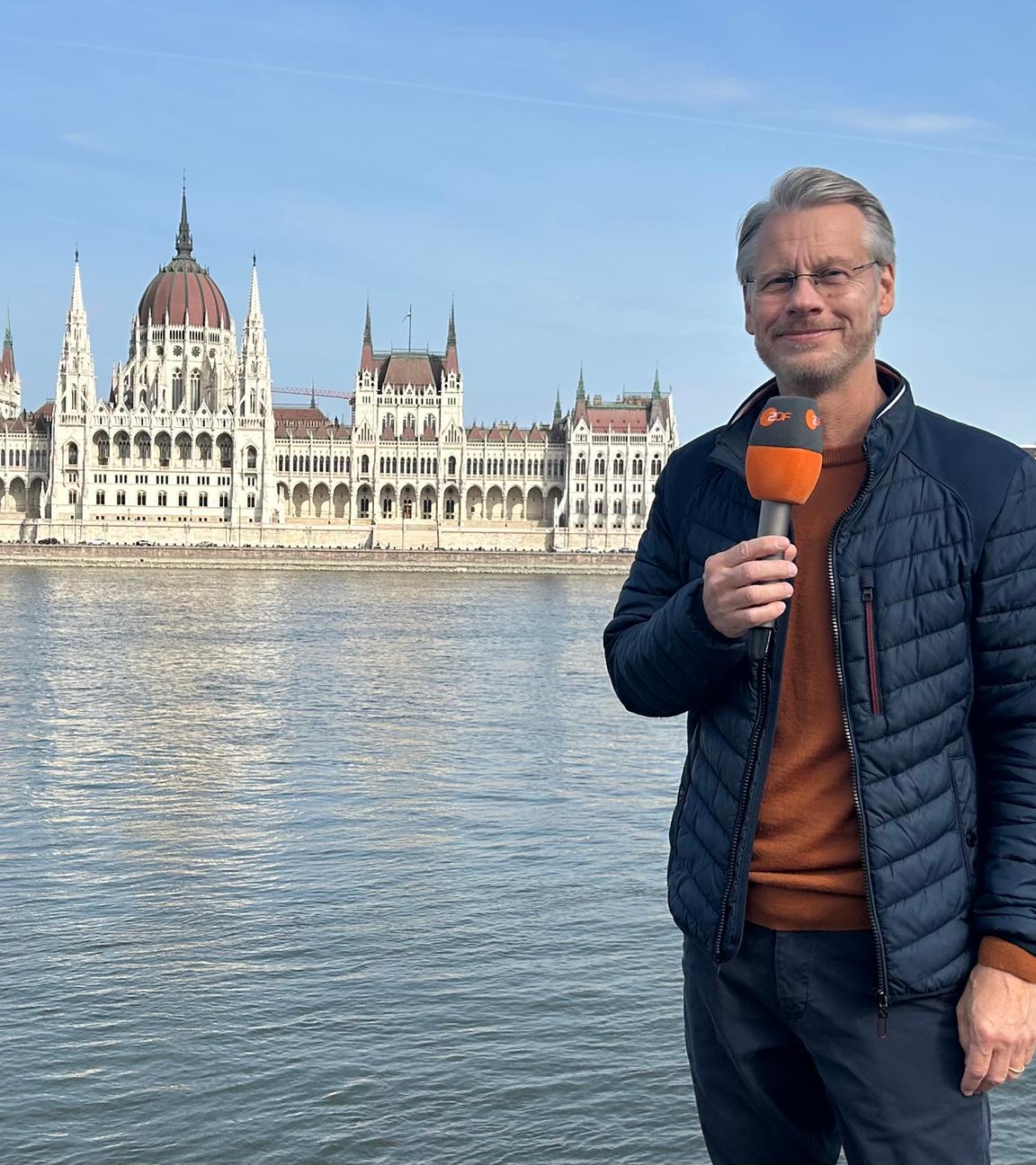 Moderator Andreas Klinner vor dem Parlamentsgebäude in Budapest