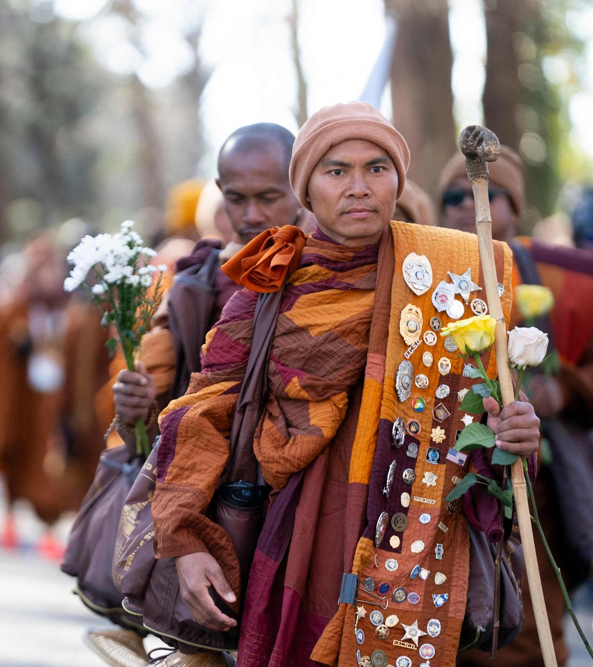 Menschen in North Carolina heißen buddhistische Mönche Willkommen