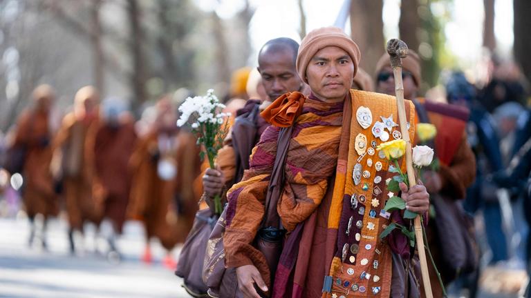 Menschen in North Carolina heißen buddhistische Mönche Willkommen